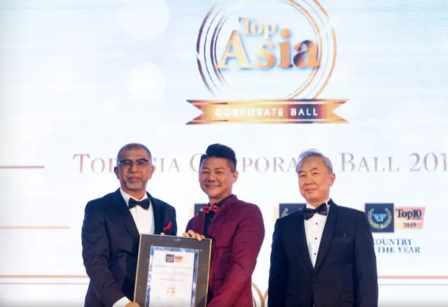 Jasper Kho Kia Ping receiving the Personality of the Year Award 2019 at the Top Asia Corporate Ball 2019, Kuala Lumpur